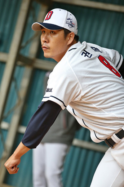 두산 베어스 권혁이 17일 일본 오키나와 구시카와구장에서 불펜피칭을 하고 있다. 사진제공｜두산 베어스