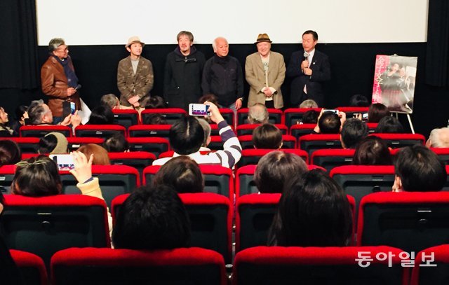 1회 영화 상영이 끝난 후 일본인 배우들이 무대 인사를 가졌다. 도쿄=김범석 특파원 bsism@donga.com
