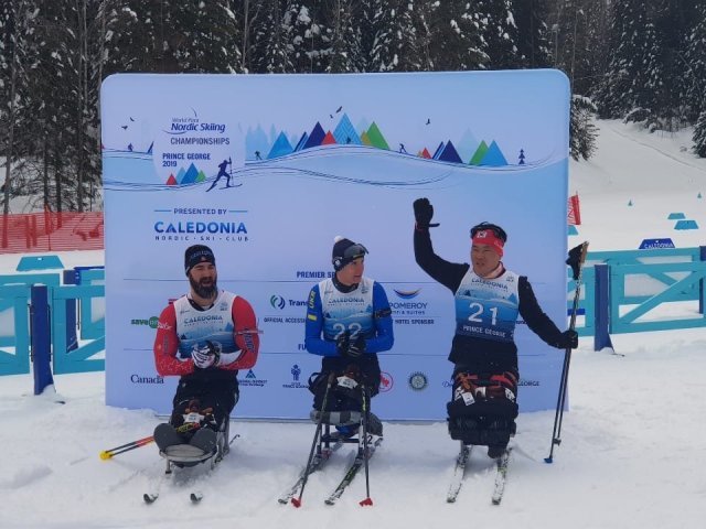 신의현(오른쪽)이 16일(현지시간) 캐나다 브리티시컬럼비아주 프린스조지에서 열린 장애인노르딕스키 세계선수권대회 바이애슬론 남자 좌식 12.5km 시상식에서 손을 흔들고 있다.