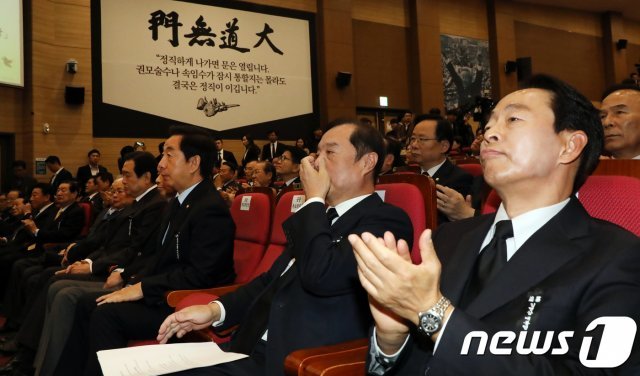 김현철 고 김영삼 전 대통령 차남(앞줄 오른쪽). 2018.11.20/뉴스1 © News1