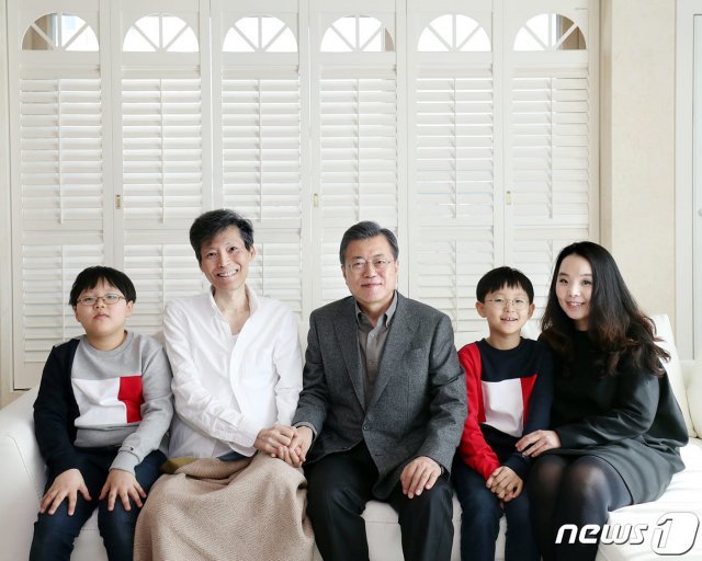 문재인 대통령이 17일 오전 암 투병중인 이용마 MBC 기자를 병문안 했다.(이용마 기자 페이스북) 2019.2.17/뉴스1 © News1