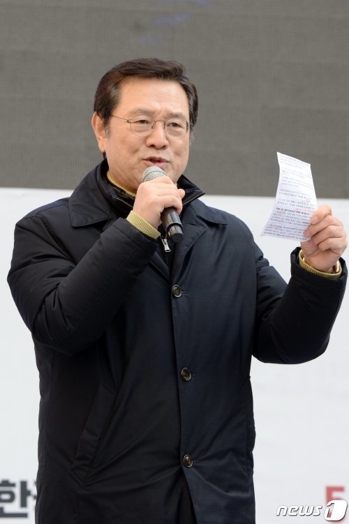 이용섭 광주시장이 16일 오후 광주 금남로에서 열린 5·18역사왜곡 처벌을 위한 광주범시민궐기대회에서 ‘자유한국당 사죄’와 ‘5·18 망언을 일삼은 김진태·이종명·김순례 의원 제명’을 촉구하고 있다.2019.2.16/뉴스1 © News1