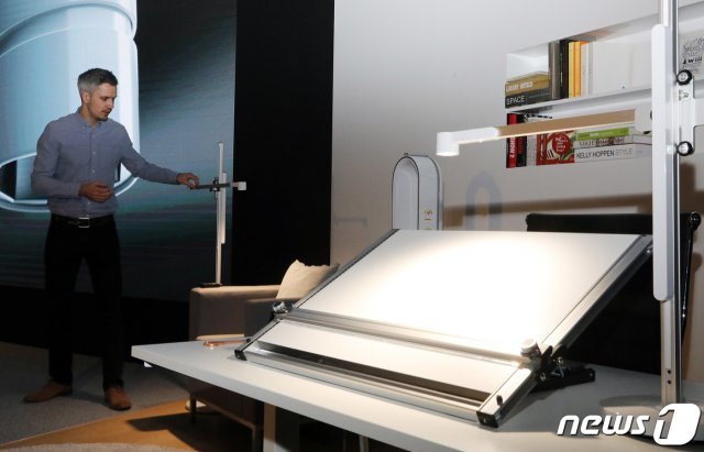 사이먼 크로스 다이슨 선임 디자이너가 12일 오전 서울 강남구 서울옥션에서 ‘다이슨 라이트사이클 테스크 조명(Dyson Lightcycle Task Light)’에 적용된 기술 설명을 하고 있다. 2019.2.12/뉴스1 © News1