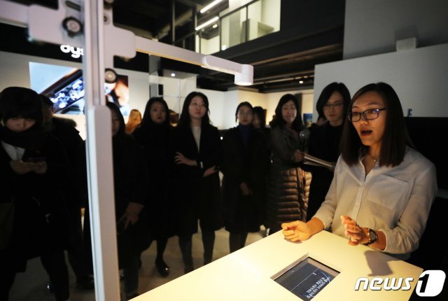 12일 오전 서울 강남구 서울옥션에서 열린 ‘다이슨 라이트사이클 테스크 조명(Dyson Lightcycle Task Light)’ 기자 간담회에서 엔지니어가 제품에 대한 기술 설명을 하고 있다. 2019.2.12/뉴스1 © News1