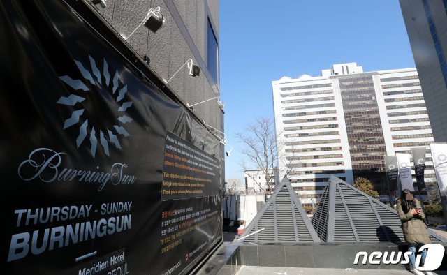 폭행사건에 이어 경찰유착과 마약판매 의혹까지 불거져 경찰 수사를 받는 클럽 ‘버닝썬’이 17일부터 영업을 중단하기로 했다. 사진은 이날 서울 강남구 ‘버닝썬’의 모습. 2019.2.17/뉴스1 © News1
