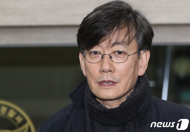 프리랜서 기자 김모씨(49) 를 폭행하고 협박했다는 의혹을 받는 손석희 JTBC 대표가 17일 새벽 고소인 신분으로 조사를 마친 뒤 서울 마포경찰서를 나서며 취재진의 질문을 받고 있다. 2019.2.17/뉴스1 © News1