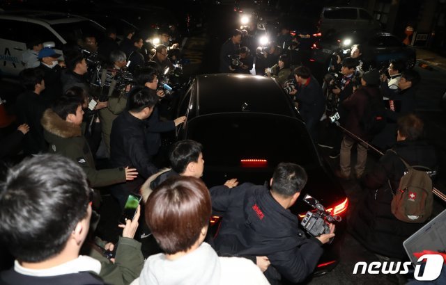 프리랜서 기자 김모씨(49) 를폭행하고 협박했다는 의혹을 받는 손석희 JTBC 대표가 탑승한 차량이 17일 새벽 서울 마포경찰서를 나서며 취재진과 유튜버들에게 둘러싸여 있다. 2019.2.17/뉴스1 © News1