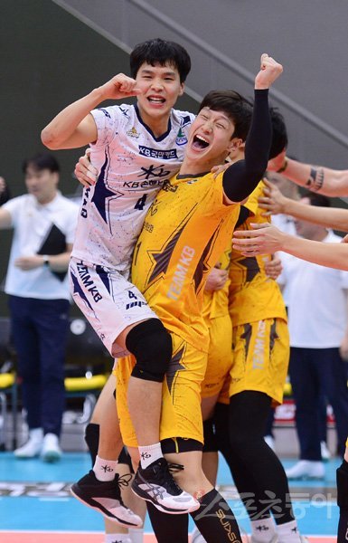 KB손해보험 정민수(왼쪽)와 김홍정이 17일 경기도 의정부체육관에서 열린 OK저축은행과의 경기서 3-2 역전승을 거둔 뒤 서로를 끌어안으며 환호하고 있다. KB손해보험은 이날 올 시즌 최다인 4연승을 달성했다. 의정부｜김종원 기자 won@donga.com