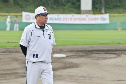 두산 베어스 김태형 감독이 17일 오키나와 구시카와구장에서 선수들의 훈련을 지켜보고 있다. 사진제공｜두산 베어스