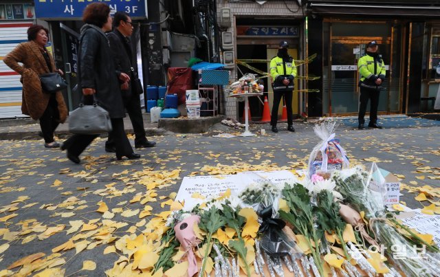 화재로 7명이 사망한 서울 종로구 국일고시원 앞에 시민들의 고인들을 추모하는 국화꽃 등이 놓여있다.