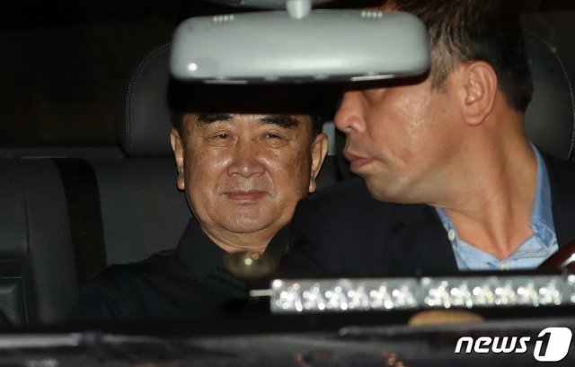 김창선 북한 국무위원회 부장이 17일 베트남 하노이의 소피텔레전드메트로폴하노이 호텔을 살펴본 후 나서고 있다. 2019.2.17/뉴스1 © News1