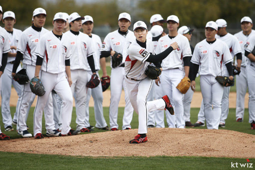 프로 5년차를 맞은 KT 위즈 투수 엄상백(앞쪽)은 지난해까지 이렇다 할 성과를 내지 못했다. 후회 없는 2019시즌을 치르기로 다짐한 그는 “올해는 누가 봐도 ‘잘했다’고 납득할 기록을 남기고 싶다”는 포부를 밝혔다. 사진제공｜KT 위즈