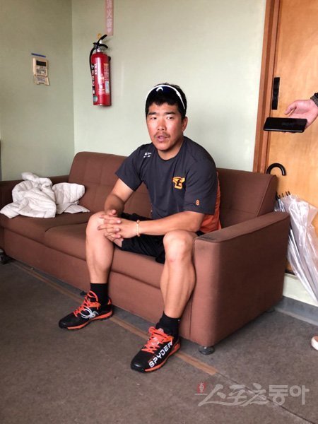 한화 이글스 정근우가 일본 오키나와 고친다구장에서 인터뷰를 하고 있다. 오키나와(일본)｜강산 기자 posterboy@donga.com