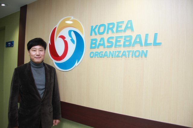 류대환 한국야구위원회(KBO) 신임 사무총장이 KBO 대형 로고 앞에서 포즈를 취했다. 그는 “한국 야구의 질적 수준을 높이고 선수들의 인성교육을 강화하겠다”고 말했다. 한국야구위원회 제공