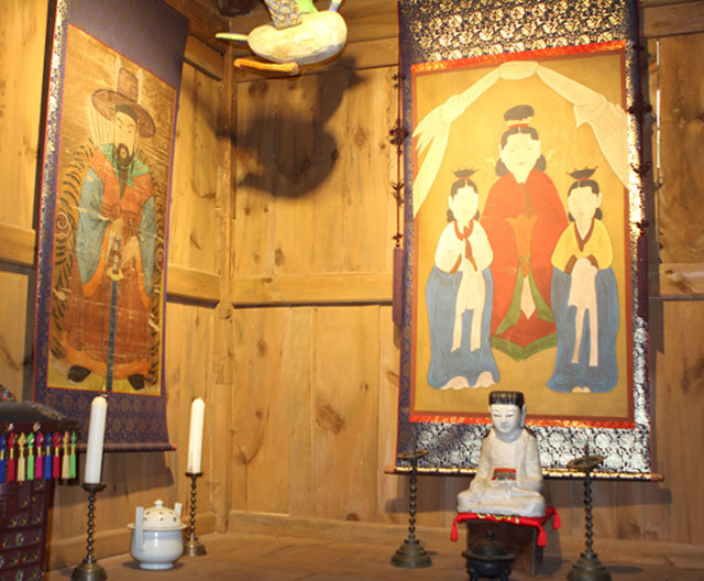 귀신, 무속신앙 관련 전통문화 유물들이 전시된 서울 은평구 한국샤머니즘박물관. 한국샤머니즘박물관 제공