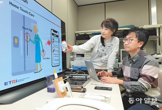 한국전자통신연구원(ETRI) 박미정, 오광일 선임연구원이 물건에 붙여 두면 건드릴 때마다 신호를 발생시키는 ‘태그’를 이용해 약병의 주인이 몇 번 약을 먹었는지 측정해 분석하고 있다. ETRI 제공