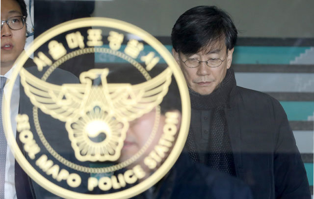 손석희 JTBC 사장이 17일 서울 마포경찰서에서 약 19시간 동안 조사를 받은 뒤 귀가하고 있다. 송은석 기자 silverstone@donga.com