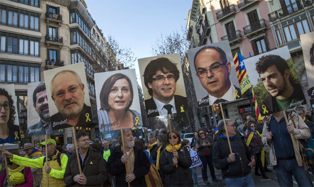“카탈루냐 독립” 외치는 시위대 16일 스페인 바르셀로나에서 카탈루냐 독립을 외치는 친독립파 시위대 수천 명이 반역 혐의로 투옥된 독립파 지도자들의 사진을 들고 항의 시위를 하고 있다. 12일부터 독립파 지도자 12명에 대한 재판이 시작된 가운데 4월 말 조기 총선 실시까지 발표되면서 스페인 정국이 대혼돈에 빠졌다. 바르셀로나=AP 뉴시스