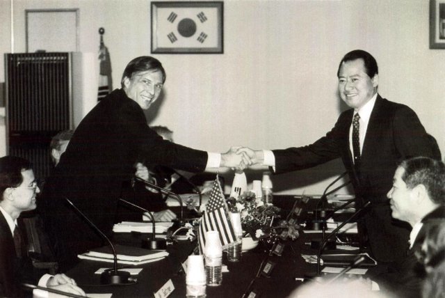 제네바 합의 이듬해인 1995년 기본합의사항에 대한 추진대책을 협의하고 있는 한국과 미국 당국자들.