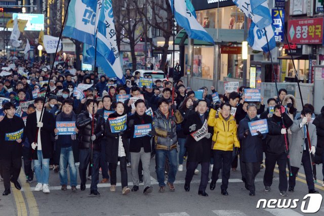 16일 오후 광주 동구 금남로에서 열린 5·18역사왜곡 처벌을 위한 광주범시민궐기 대회 참가자들이 충장로 일대를 행진하고 있다. 2019.2.16/뉴스1 © News1