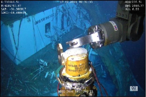지난 17일 남대서양 심해에서 발견돼 회수된 스텔라데이지호의 운항기록저장장치(VDR). 사진=외교부