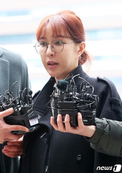 마카오 등 해외에서 수억 원대의 도박을 한 혐의로 불구속 기소된 S.E.S 출신 방송인 슈(유수영, 37세)가 18일 오후 서울 송파구 서울동부지방법원에서 열린 국외 상습 도박 1심 선고 공판에 출석하고 있다. 슈는 지난 2016년 8월부터 지난해 5월까지 마카오 등 해외에서 약 7억9천만원 규모의 도박을 한 혐의를 받고 있다. 2019.2.18/뉴스1 © News1