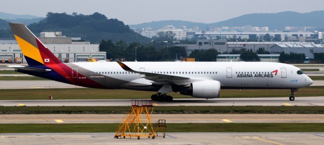아시아나항공의 새 기체인 A350. 이 항공기에는 롤스로이스 엔진만 달 수 있습니다.