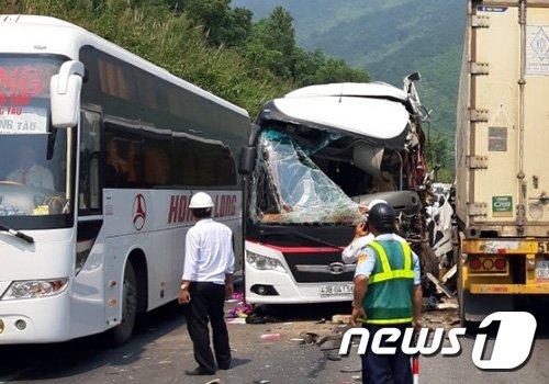 18일 베트남 다낭 인근에서 한국인 17명이 탑승한 관광버스가 마주오던 트럭과 충돌했다. <출처=VN 익스프레스> © 뉴스1