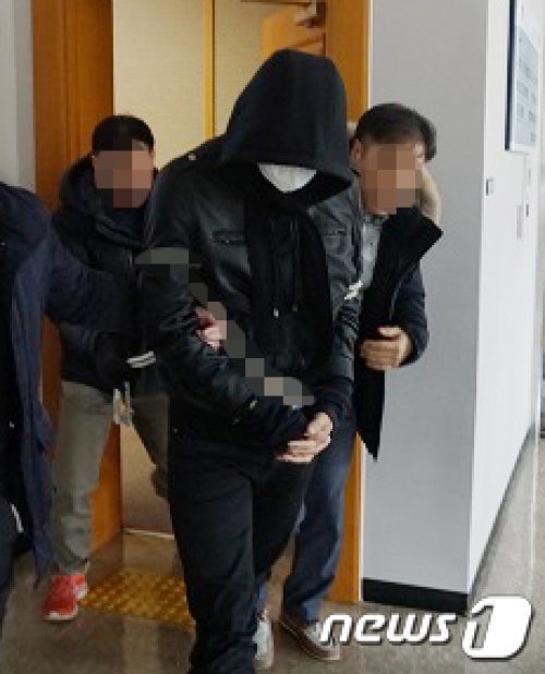 충남 서천 친부 살인 및 인천 노부부 살인사건 용의자 A씨(31)가 9일 대전지법 홍성지원에서 영장실질심사가 마친 후 법원을 나서고 있다.2019.1.9./뉴스1 © News1