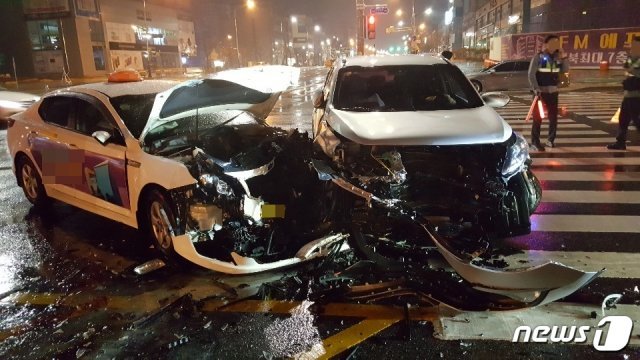 19일 오전2시33분께 전북 군산시 수송동 한 사거리에서 음주운전을 하던 SUV 차와 택시가 충돌해 출동한 경찰이 사고 수습을 하고 있다.(전북소방본부 제공)