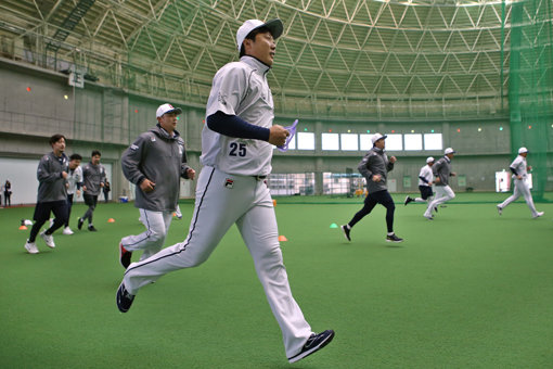 두산 베어스 배영수가 일본 오키나와 구시카와구장에서 몸을 풀고 있다. 사진제공｜두산 베어스
