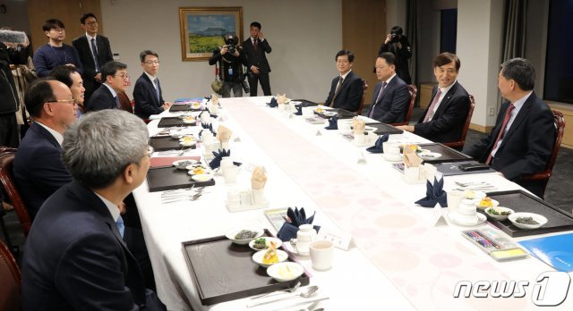 이주열 한국은행 총재가 19일 오전 서울 중구 한국은행에서 열린 ‘경제동향간담회’에서 참석자들과 대화하고 있다. © News1