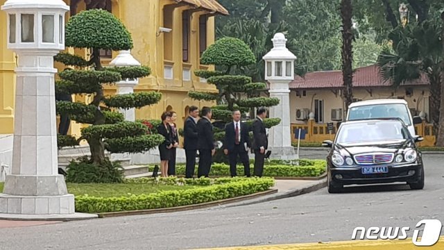 베트남 외교부 당국자들이 19일 오전 하노이의 베트남 외교부 청사 앞에서 김창선 북한 국무위원회 부장이 탑승한 검은색 차량을 배웅하고 있다. © News1