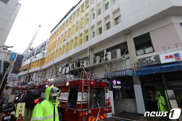 19일 오전 불이 난 대구 중구 포정동 주상복합 건물 옥상에서 소방관들이 주변을 통제한 채 화재를 진화하고 있다. © News1