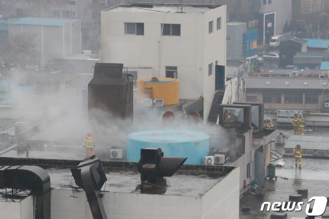 19일 오전 불이 난 대구 중구 포정동 주상복합 건물 옥상에서 소방관들이 화재를 진화하고 있다. © News1