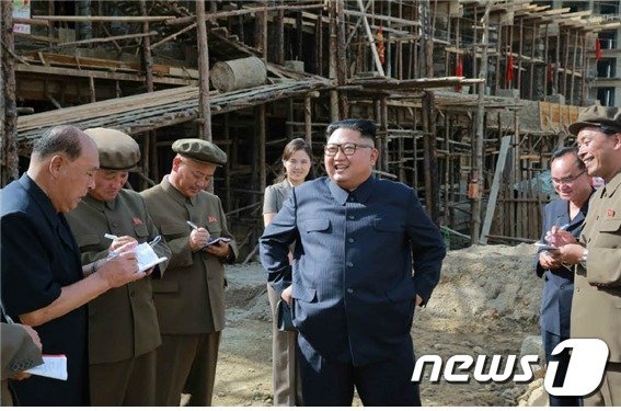 북한 김정은 국무위원장이 삼지연군 건설 현장 일대를 시찰했다고 노동당 기관지 노동신문이 보도했다. (노동신문)