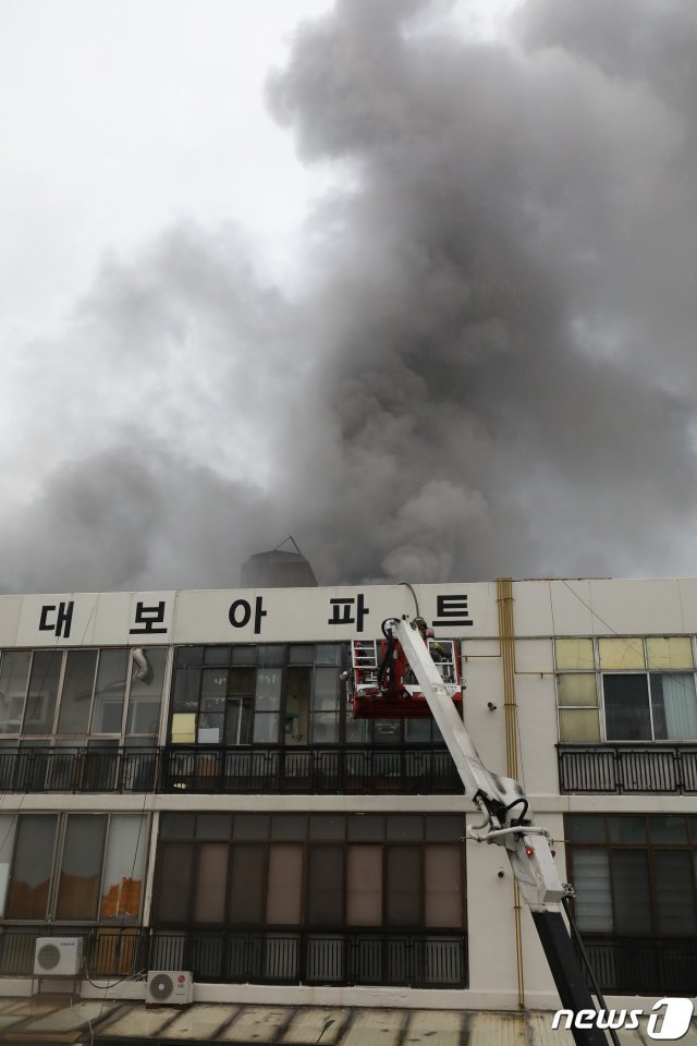 19일 오전 불이 난 대구 중구 포정동 목욕탕 건물에서 검은 연기가 피어오르고 있다. 2019.2.19/뉴스1 © News1