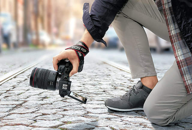 캐논이 최근 공개한 풀 프레임 미러리스 카메라 ‘EOS RP’. 약 165만 원의 가격에 무게 440g(보디 기준)인 이제품은 3월 1일 정식 출시될 예정이다. 캐논코리아컨슈머이미징 제공