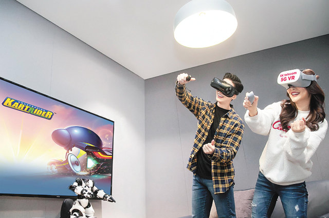 SK텔레콤 모델들이 VR 기기를 쓰고 카트라이더 게임을 하는 모습. SK텔레콤 제공