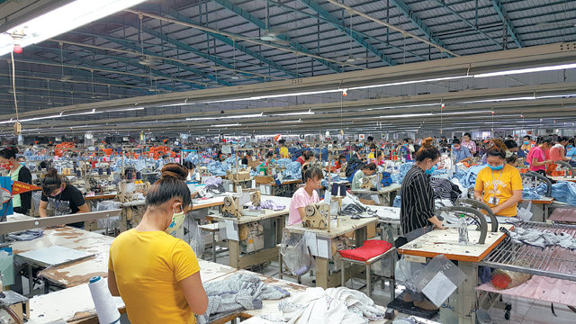 베트남 하노이에 있는 한국 의류봉제업체에서 현지 근로자들이 일하고 있다. 베트남은 인건비 상승으로 경쟁력이 하락한 중국을 대체할 새로운 투자처로 떠오르고 있다. 한국무역협회 제공