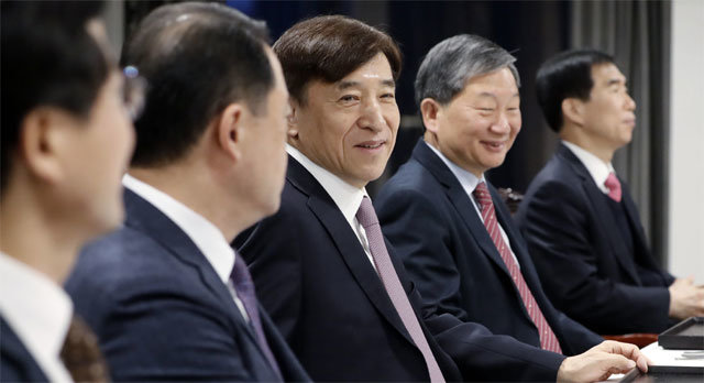이주열 한국은행 총재(가운데)가 19일 서울 중구 한국은행에서 산업계 관계자들과 경제 동향 간담회를 갖고 모두 발언을 하고 있다. 뉴시스