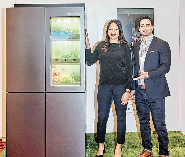 19일(현지 시간) 미국 라스베이거스에서 열린 미국 최대 주방·욕실 전시회 ‘KBIS 2019’ 행사에서 삼성전자가 AI 기술을 적용해 채소를 직접 재배할 수 있는 ‘셰프 가든’ 냉장고를 선보였다.  삼성전자 제공