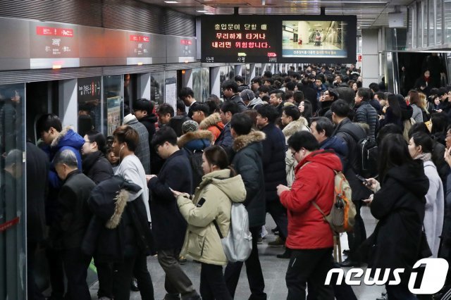 지하철 9호선 고속터미널역 . /뉴스1 © News1