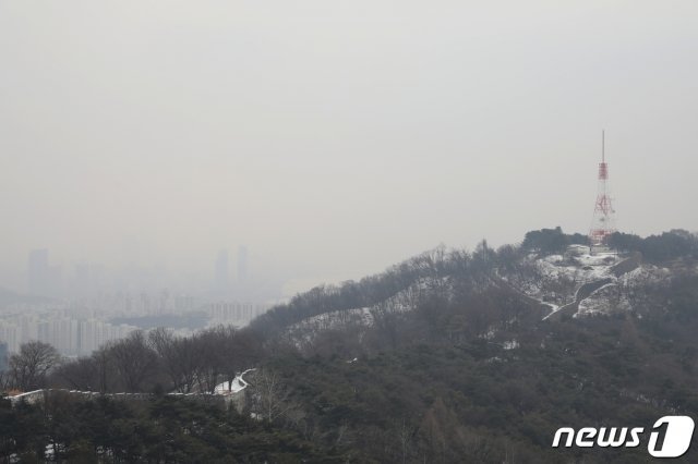 수도권에 첫 미세먼지 예비저감조치가 발령된 20일 오전 서울 남산에서 바라본 서울도심이 뿌옇다. /뉴스1 © News1