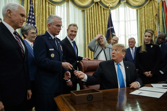 트럼프 대통령이 20일 미국 워싱턴 백악관 집무실에서 우주군 창설을 지시하는 행정명령에 서명했다. 그는 기자들과 만나 북한 비핵화를 서두르지 않겠다는 입장을 거듭 밝혔다.