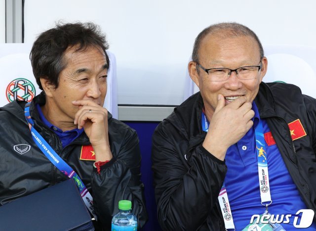 박항서 베트남 축구대표팀 감독(오른쪽)과 이영진 수석코치. © News1