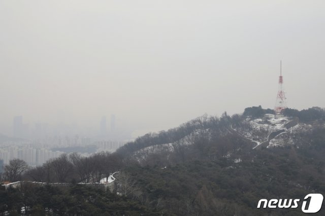 수도권에 첫 미세먼지 예비저감조치가 발령된 20일 오전 서울 남산에서 바라본 서울도심이 뿌옇다. 이날 수도권에 처음으로 발령된 미세먼지 예비저감조치는 발령 당일의 초미세먼지(PM2.5) 일평균 농도가 보통 수준이었어도 내일과 모레의 초미세먼지 일평균 농도가 모두 1㎥당 50㎍을 넘어설 것으로 예상될 때 발령된다. 2019.2.20/뉴스1 © News1
