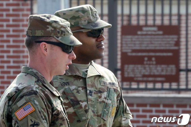 13일 오후 경기도 평택시 미8군사령부 캠프 험프리스 앞에서 미군들이 대화를 나누고 있다. © News1