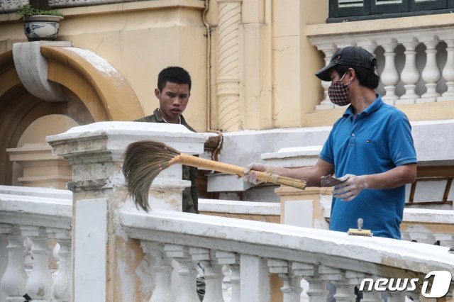20일 오전 베트남 하노이의 정부게스트하우스에서 직원들이 건물 외벽 보수공사를 하고 있다. © News1