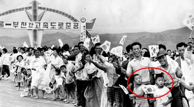 경부고속도로 전구간이 개통된 1970년 7월 7일 대전IC에서 주민들이 대통령 카퍼레이드를 환영하고 있다.